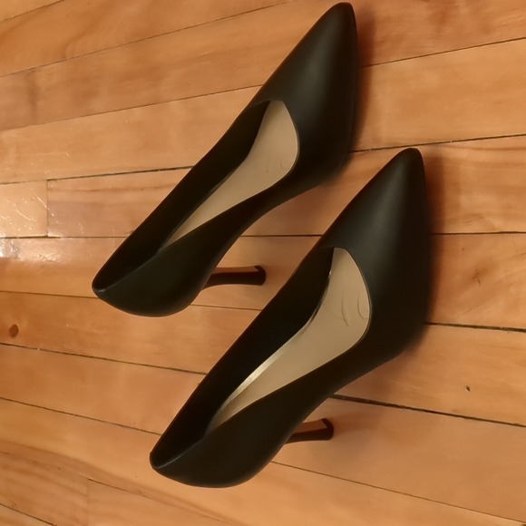 Clarks Shoes - Clarks Black Leather Heels Size 7 1/2 M